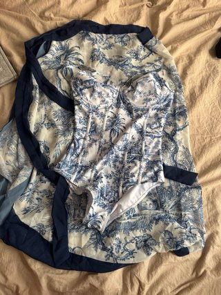 Bañador estampado azul y blanco con pareo