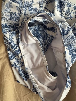 Bañador estampado azul y blanco con pareo