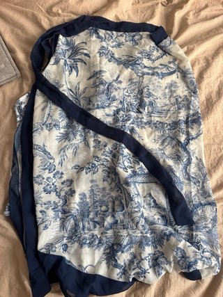 Bañador estampado azul y blanco con pareo