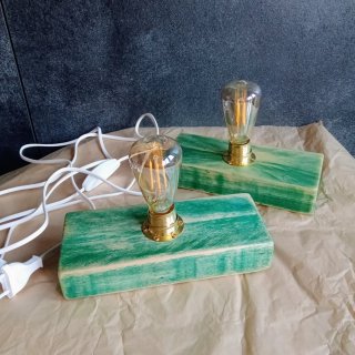 Coppia lampade da comodino artigianali in legno.