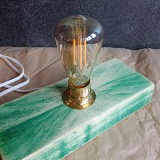 Coppia lampade da comodino artigianali in legno.