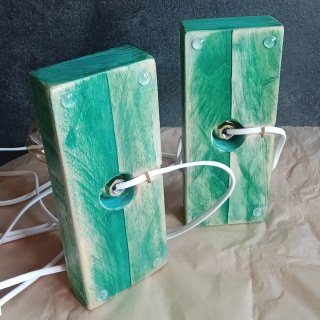 Coppia lampade da comodino artigianali in legno.