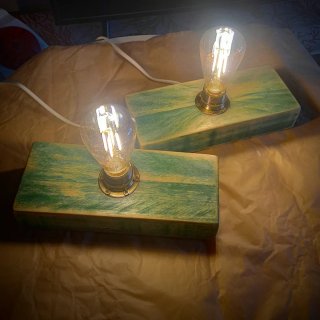 Coppia lampade da comodino artigianali in legno.