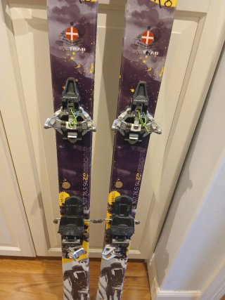 Esquís de travesía Ski Trab con fijaciones