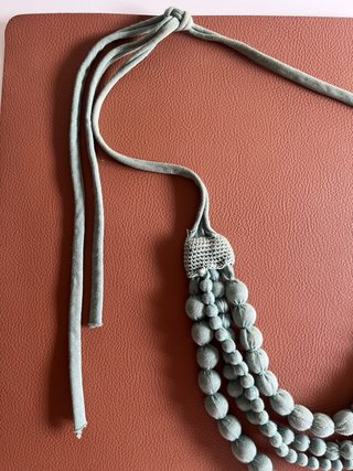 Collar de cuentas de tela