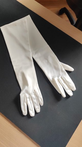 Abito da sposa con velo e guanti