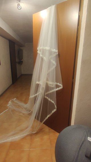 Abito da sposa con velo e guanti