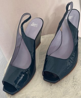 Sandalias de cuña charol azul marino