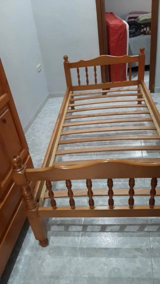 Cama de madera maciza