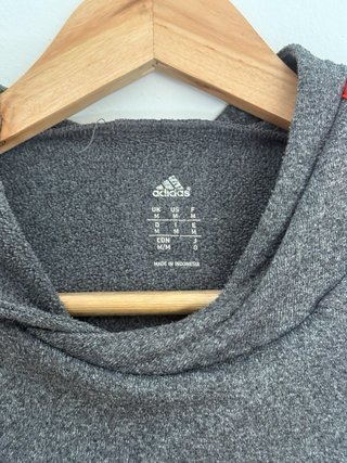 Sudadera Adidas Gris con Detalles Rojos
