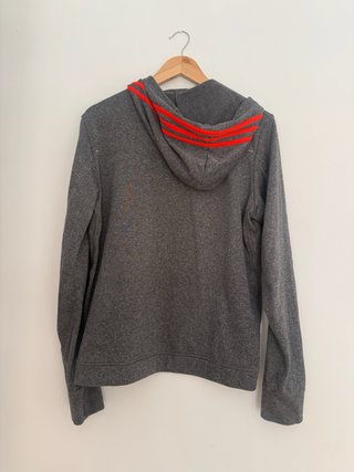 Sudadera Adidas Gris con Detalles Rojos