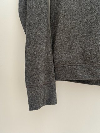 Sudadera Adidas Gris con Detalles Rojos