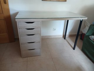 Mesa estudio madera con cajones.