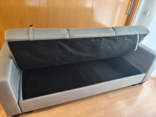 Sofá cama gris con almacenaje y reposapiés
