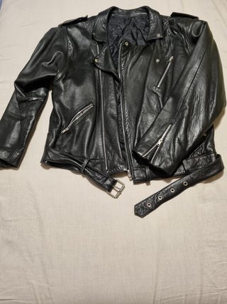 Chaqueta de cuero con cremalleras