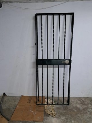 Puerta de hierro forjado