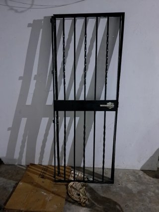 Puerta de hierro forjado