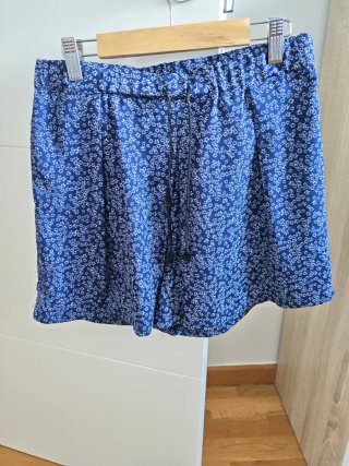 Falda pantalón azul flores blancas