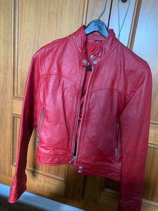 Cazadora de cuero roja