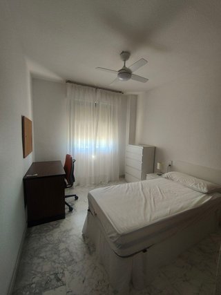 Habitación en alquiler en piso con chicas