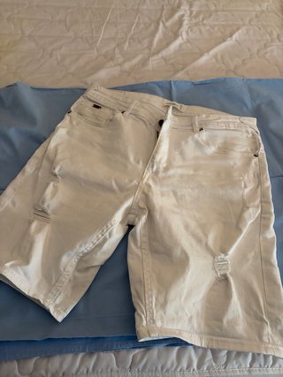 Pantalón corto blanco desgarrado