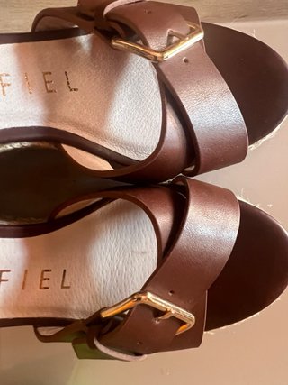 Sandalias cuña Cortefiel marrones