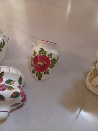 Figura de ángel con jarrón