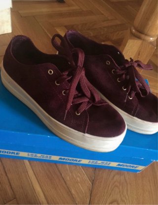 Zapatillas burdeos con cordones