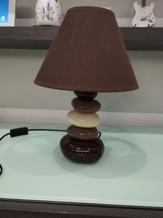 Lámpara de mesa marrón tela