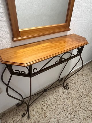 Recibidor de madera y metal