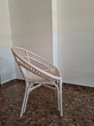 Sillón de ratán blanco