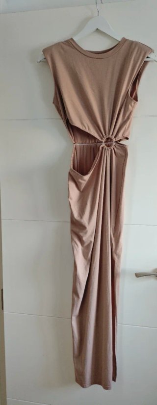 Vestido largo beige con aberturas