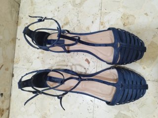 Sandalias planas azul marino con tiras