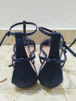 Sandalias planas azul marino con tiras