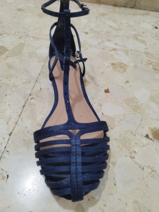 Sandalias planas azul marino con tiras