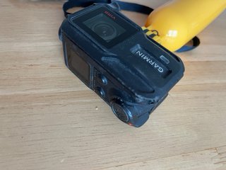 Cámara Garmin VIRB con flotador y cable.