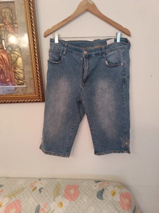 Pantalón vaquero capri con pedrería
