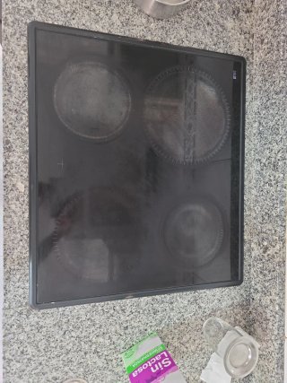 Cocina blanca con nevera g Horno y placa vitro