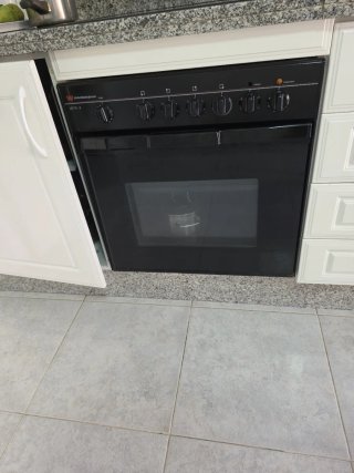 Cocina blanca con nevera g Horno y placa vitro