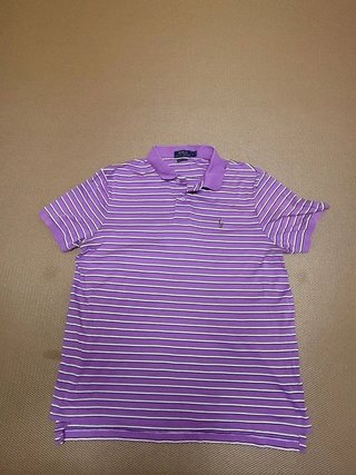Polo morado a rayas blancas y azules con logo...