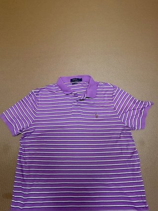 Polo morado a rayas blancas y azules con logo...