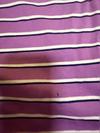 Polo morado a rayas blancas y azules con logo...