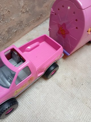 Coche y caravana para  caballos rosa