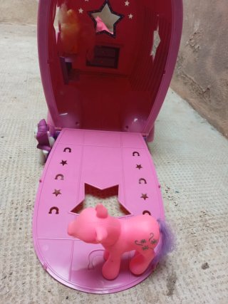 Coche y caravana para  caballos rosa