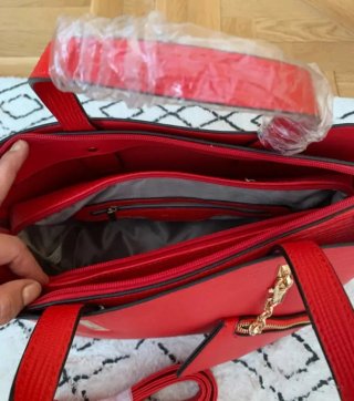 Bolso rojo con monedero y correa