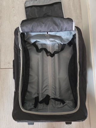 Maleta de viaje negra y gris