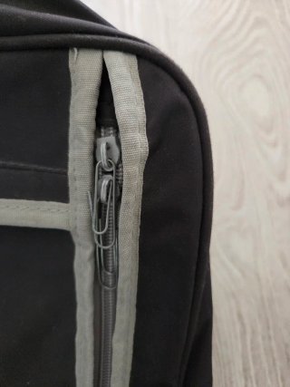 Maleta de viaje negra y gris