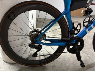 Bicicleta de carretera cube azul