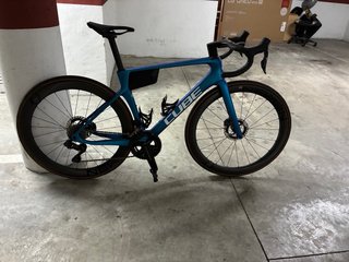 Bicicleta de carretera cube azul