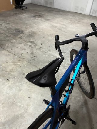Bicicleta de carretera cube azul